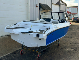 Моторная лодка YAVA XL Bowrider (белый-синий) - В наличии
