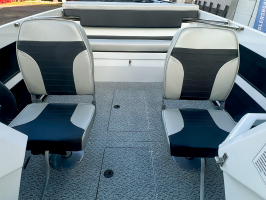 Моторная лодка YAVA XL Bowrider (белый-синий) - В наличии