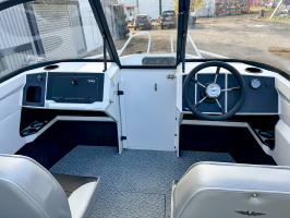 Моторная лодка YAVA XL Bowrider (белый-синий) - В наличии