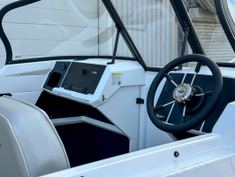 Моторная лодка YAVA XL Bowrider (белый-синий) - В наличии