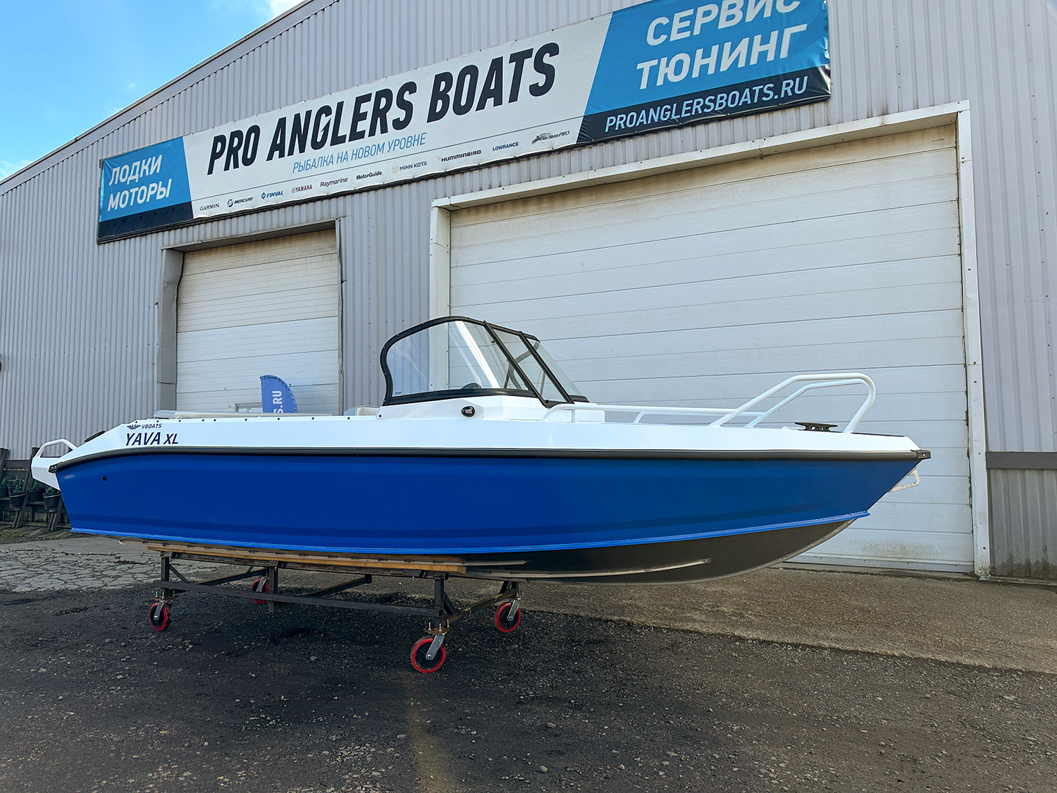 Моторная лодка YAVA XL Bowrider (белый-синий) - В наличии