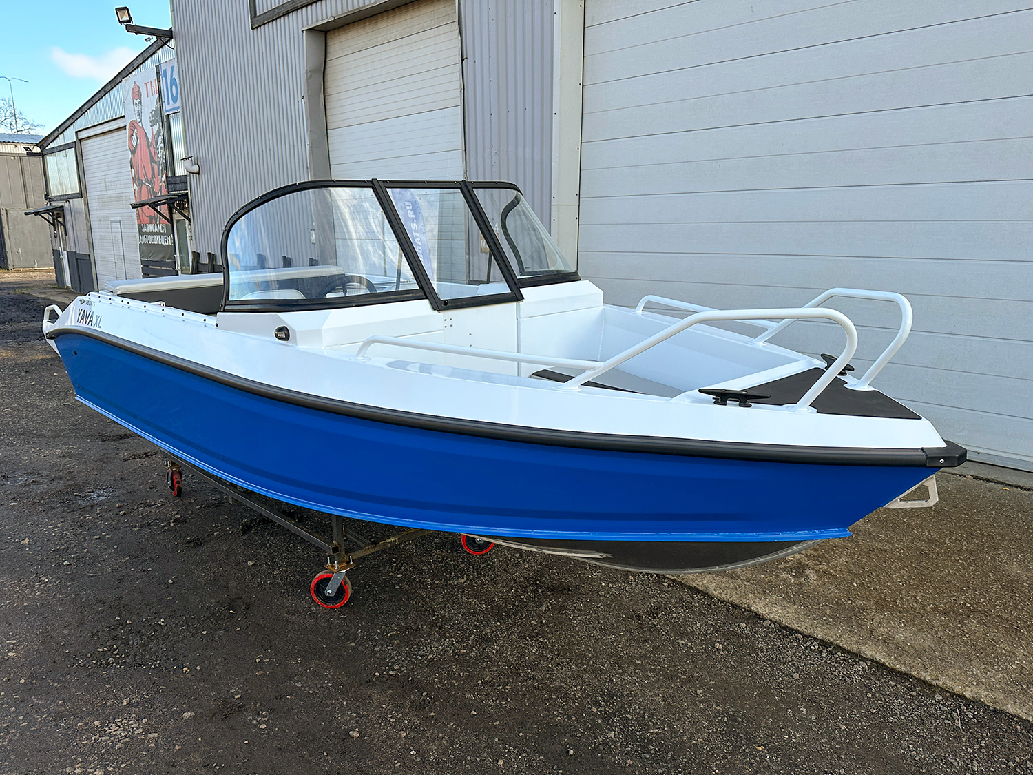 Моторная лодка YAVA XL Bowrider (белый-синий) - В наличии