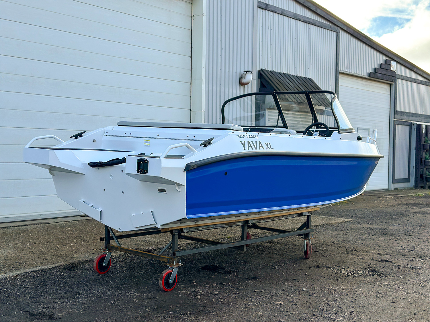 Моторная лодка YAVA XL Bowrider (белый-синий) - В наличии
