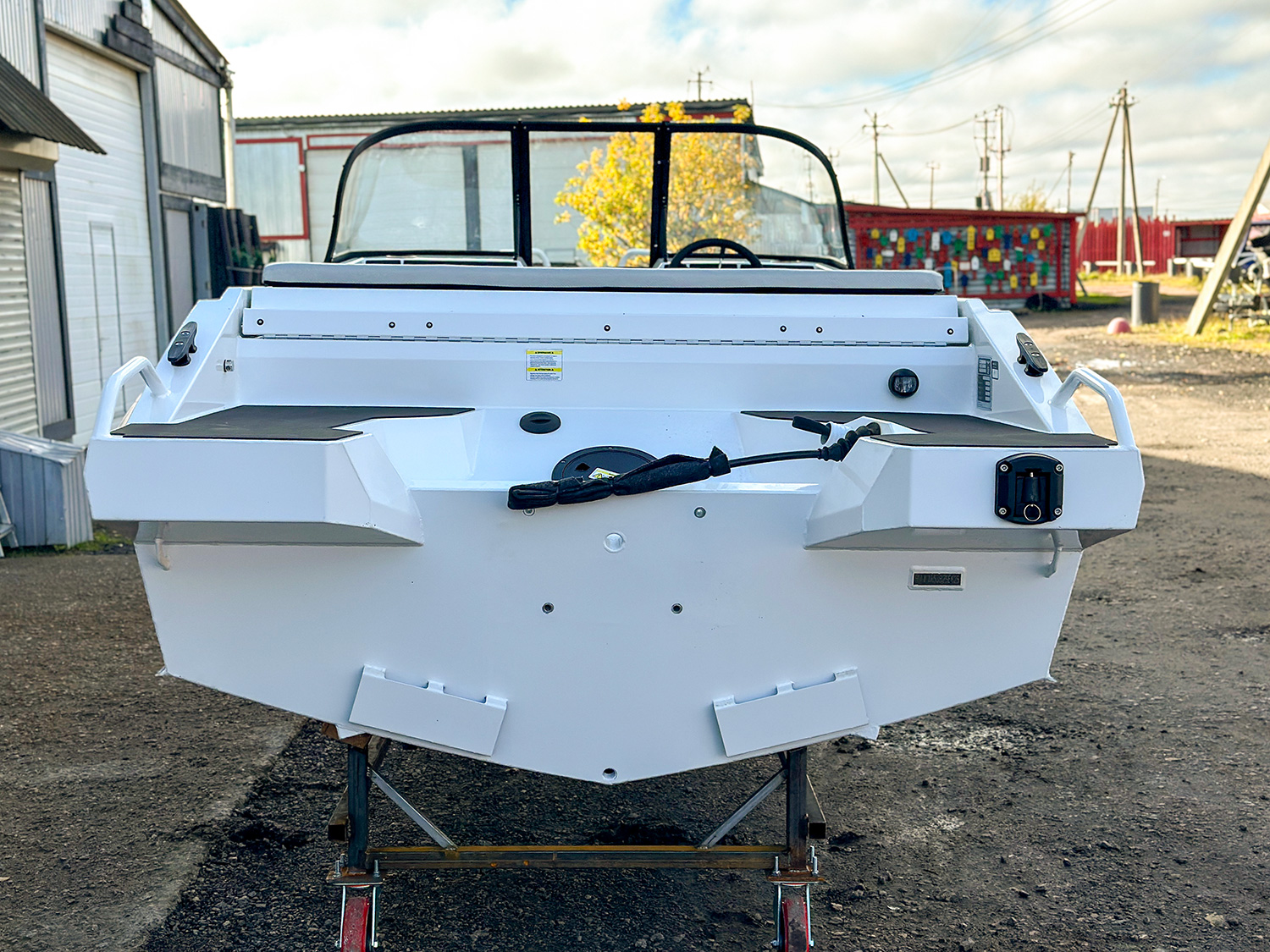 Моторная лодка YAVA XL Bowrider (белый-синий) - В наличии