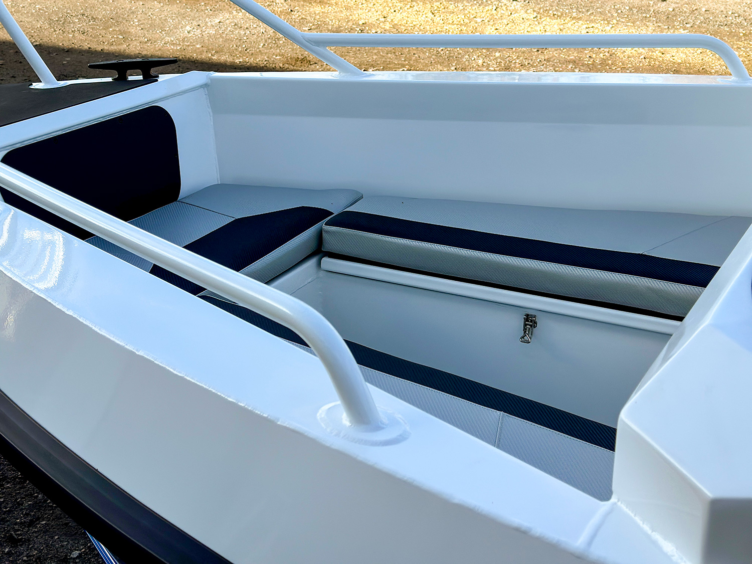 Моторная лодка YAVA XL Bowrider (белый-синий) - В наличии