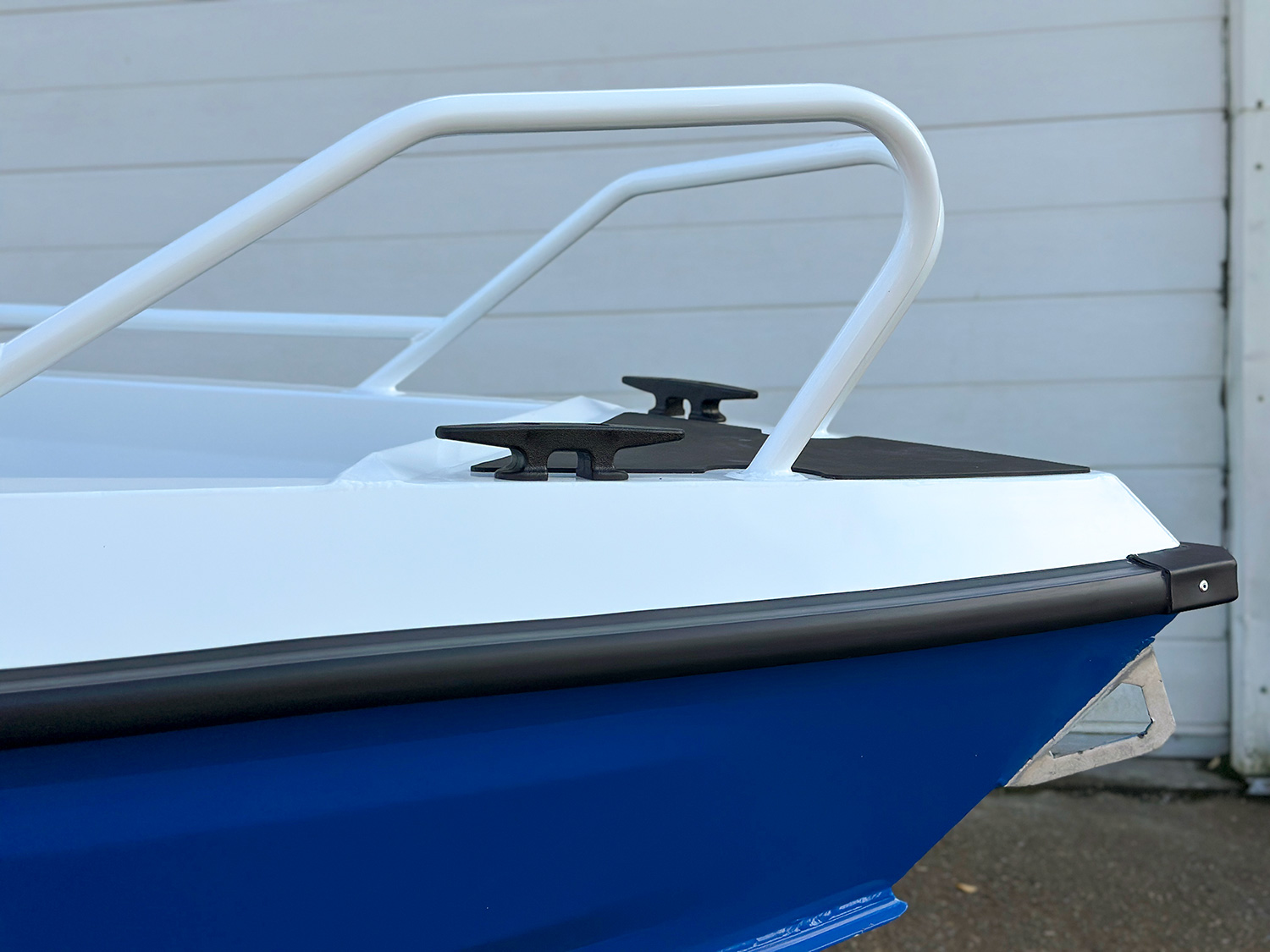 Моторная лодка YAVA XL Bowrider (белый-синий) - В наличии