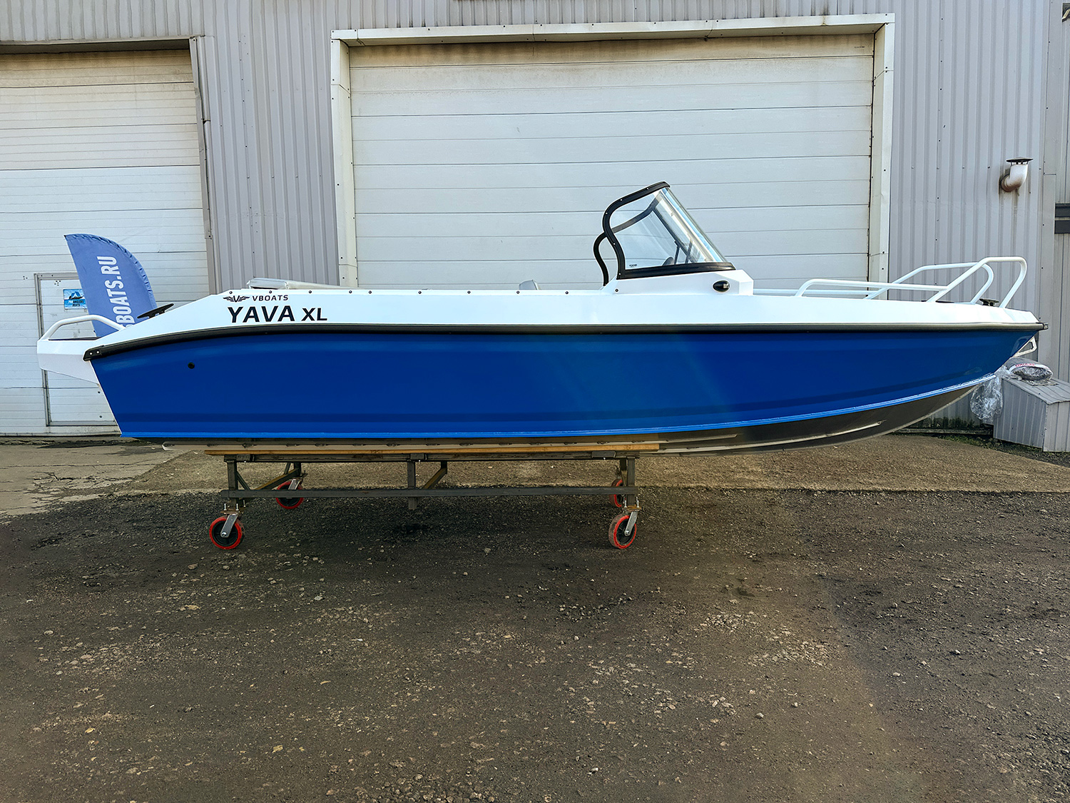 Моторная лодка YAVA XL Bowrider (белый-синий) - В наличии