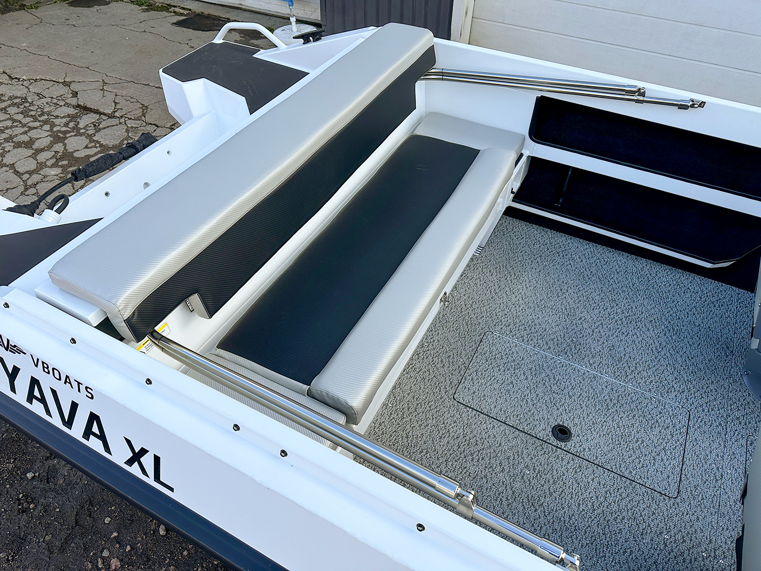 Моторная лодка YAVA XL Bowrider (белый-синий) - В наличии