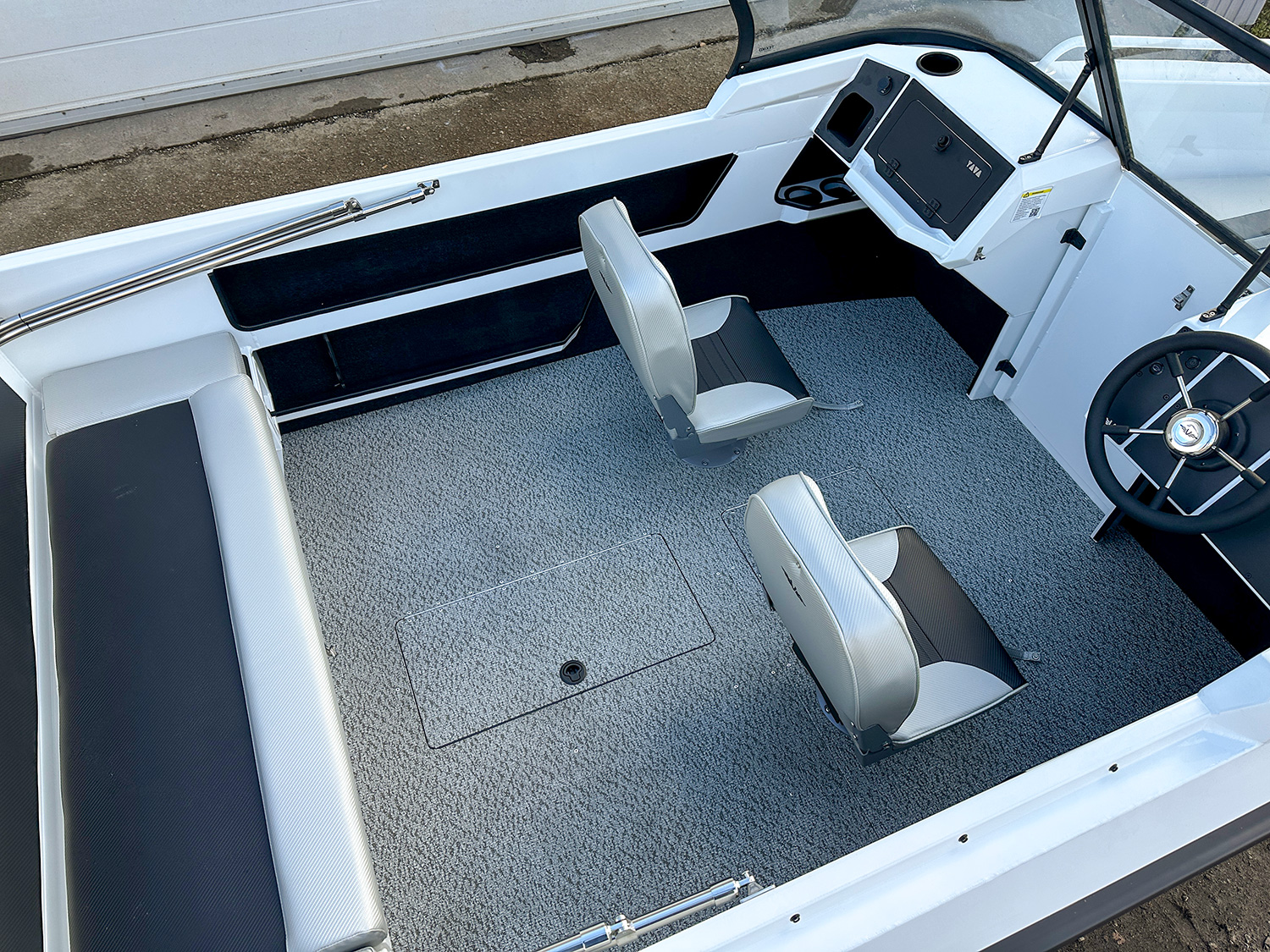 Моторная лодка YAVA XL Bowrider (белый-синий) - В наличии