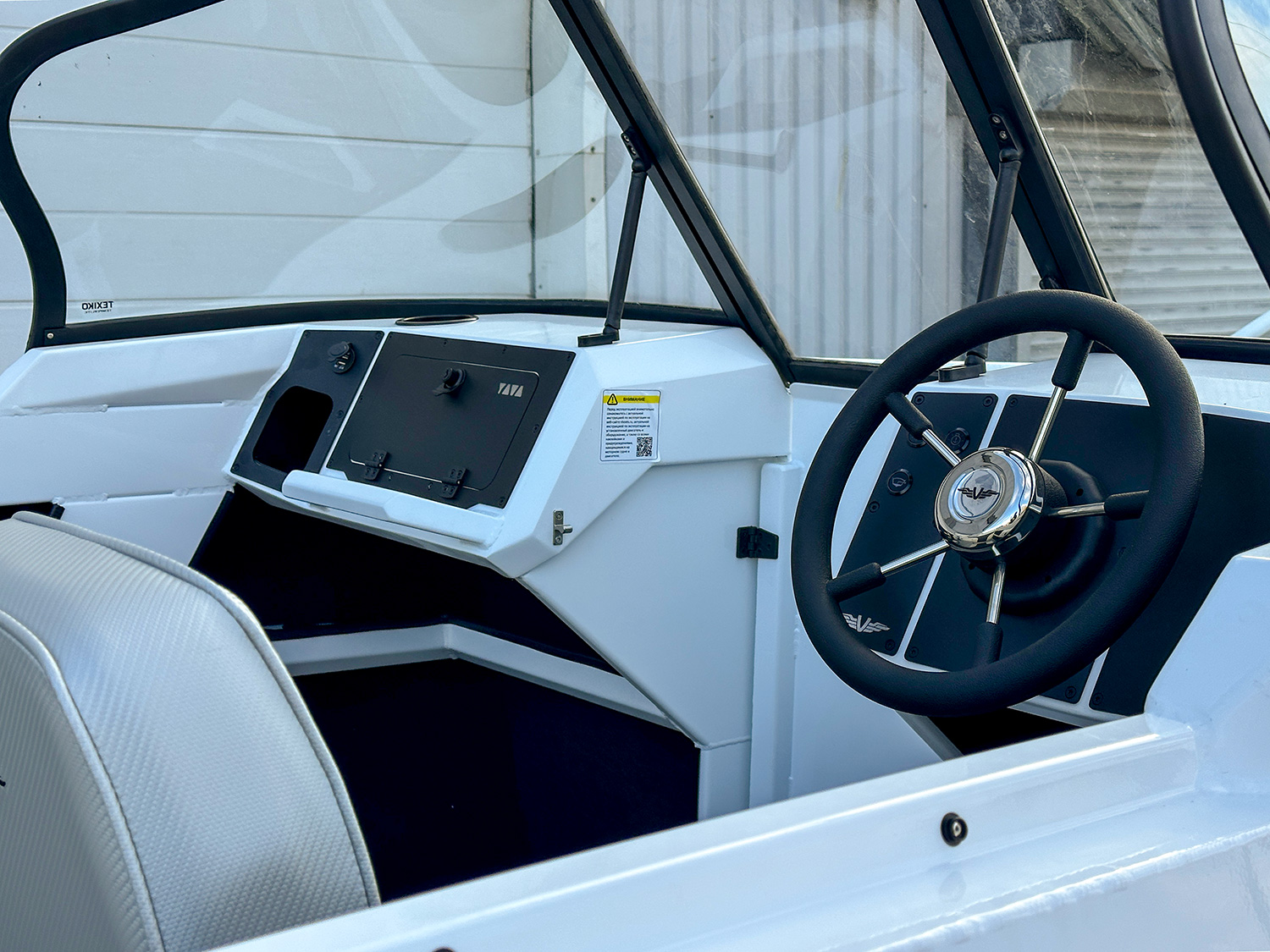 Моторная лодка YAVA XL Bowrider (белый-синий) - В наличии